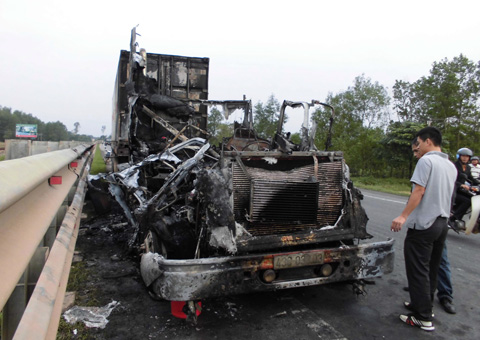 Quảng Bình Va chạm với ô tô, hai thanh niên tử vong tại chỗ